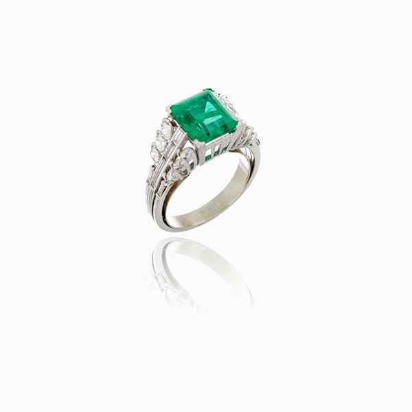 Emerald diamond ring