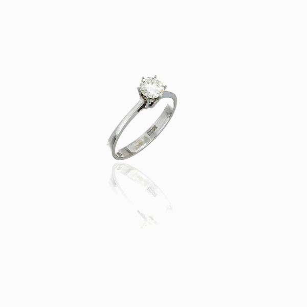 Anello con diamante circa 0,50 ct