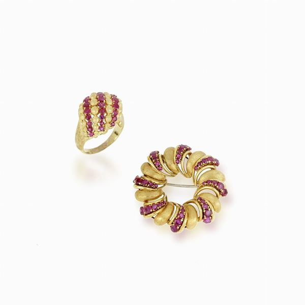 Anello e spilla in oro e rubini 