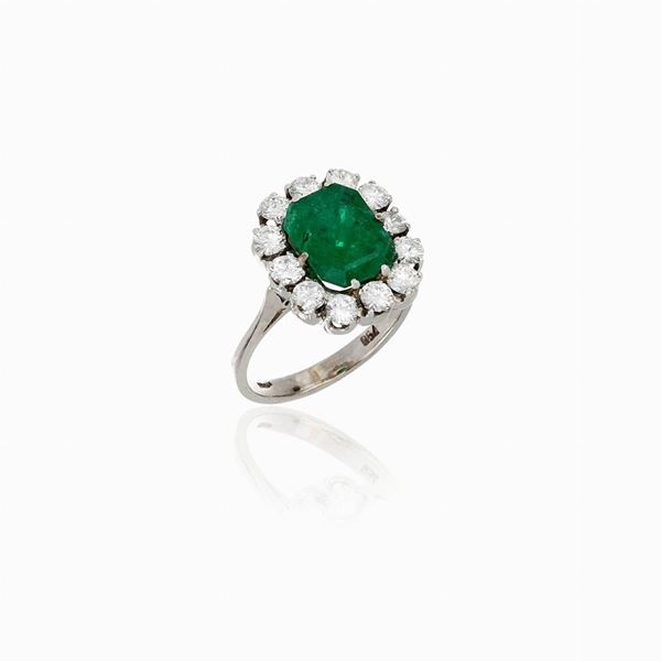 Anello oro  diamanti e smeraldo