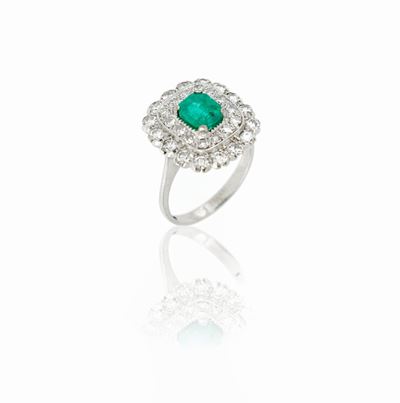 Anello in Oro Bianco con Diamanti e Smeraldo