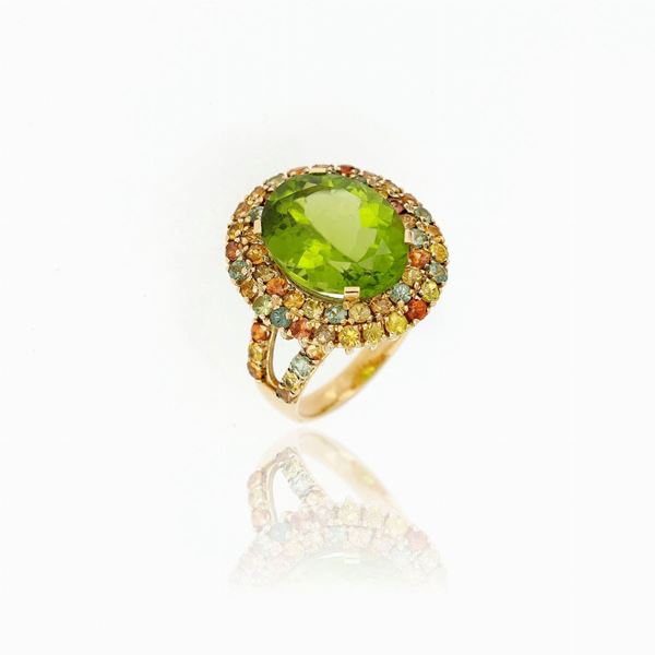 Anello in oro giallo con zaffiri multicolor e peridoto centrale
