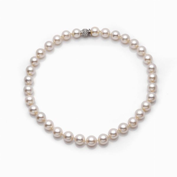 Pearl necklace with gold diamond clasp 