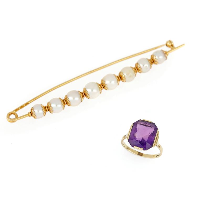 Spilla in oro e perle e anello con ametista