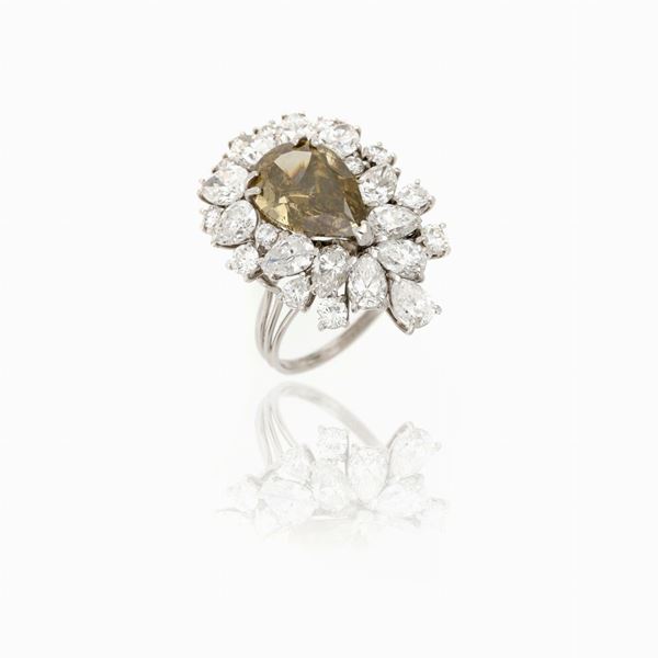 Fancy diamond ring 