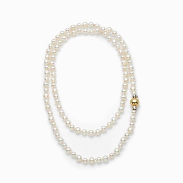 One-strand pearl necklace gold clasp