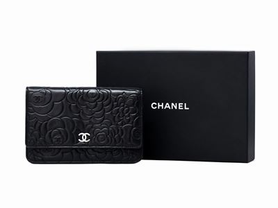 Portafoglio Chanel Camelia con Tracolla