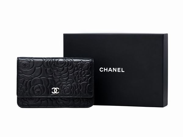 Chanel : Portafoglio Chanel Camelia con tracolla  - Asta GIOIELLI, OROLOGI E LUXURY GOODS - Faraone Casa d'Aste