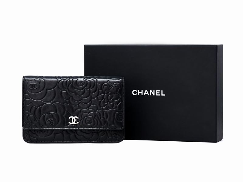 Portafoglio Chanel Camelia con Tracolla