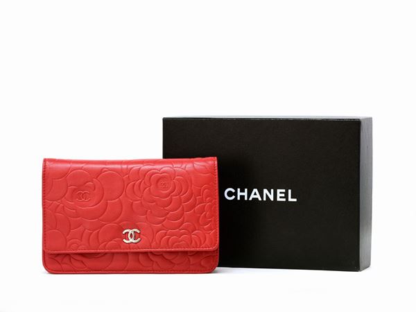 Chanel : Portafoglio Chanel Camelia con tracolla  - Asta GIOIELLI, OROLOGI E LUXURY GOODS - Faraone Casa d'Aste