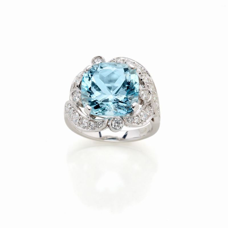 Anello in Oro con Acquamarina e Diamanti