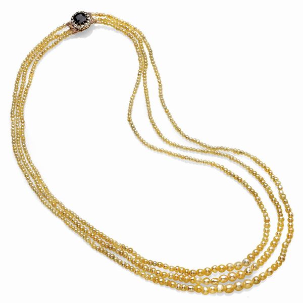 Collana composta da tre fili di perle  - Auction Gioielli e orologi del XX secolo - Faraone Casa d'Aste