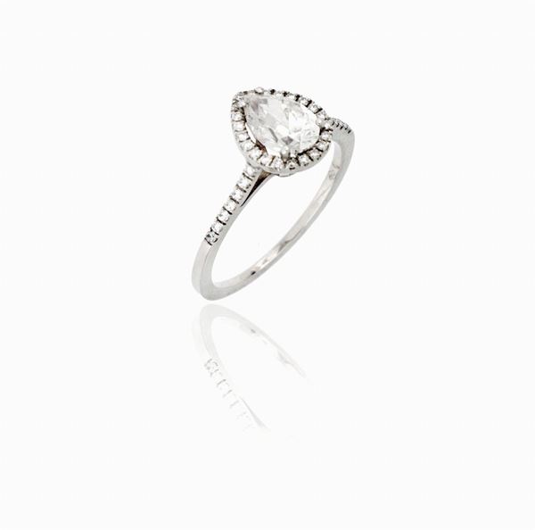 Anello diamante a goccia