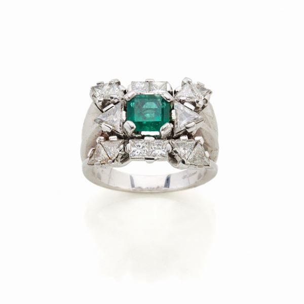 Anello in oro con diamanti e smeraldo