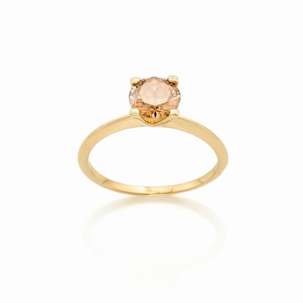 Anello in oro con diamante fancy