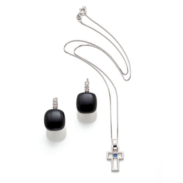 Lot consisting of earrings with onyx and chain with cross pendant 