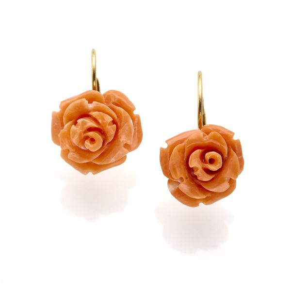 Gold earrings with coral 