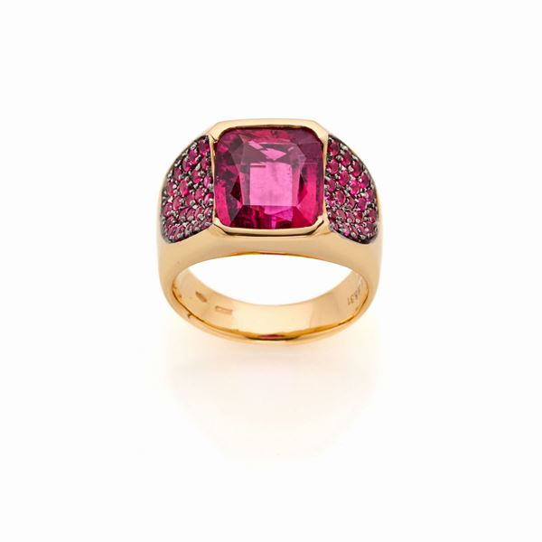Anello in oro con rubellite e rubini  - Asta GIOIELLI OROLOGI E LUXURY GOODS - Faraone Casa d'Aste