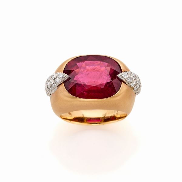 Anello in oro con rubellite e diamanti