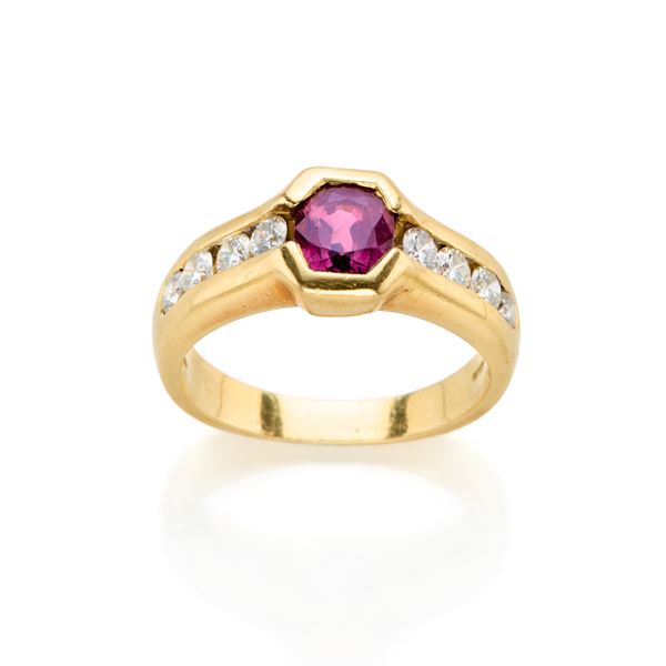 Yellow gold ring with garnet and diamonds