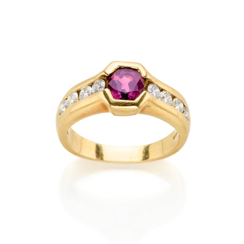 Anello Oro Giallo Granato e Diamanti