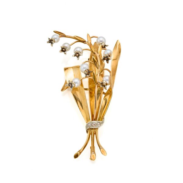 Gold and pearls brooch