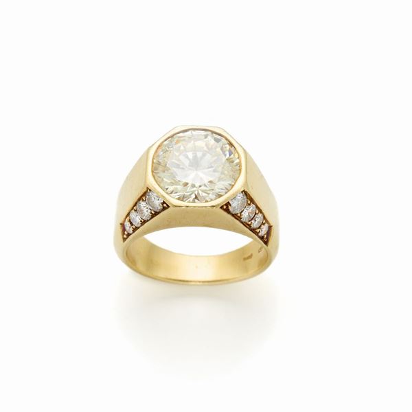 Gold ring with diamonds