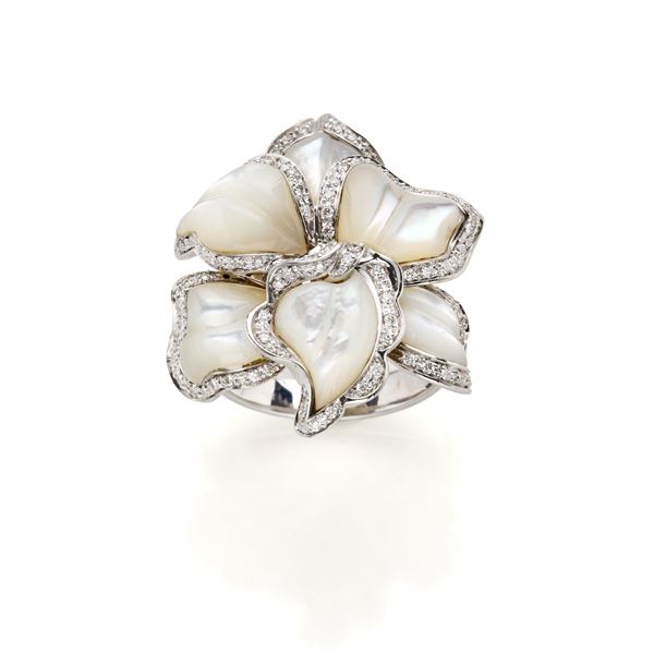Gold diamond and mother of pearl ring