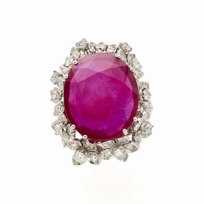 Anello in Oro con Rubino e Diamanti
