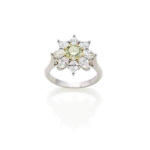 Anello in oro con diamante fancy  