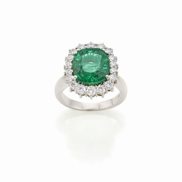 Anello in oro con smeraldo diamanti  - Asta GIOIELLI OROLOGI E LUXURY GOODS - Faraone Casa d'Aste