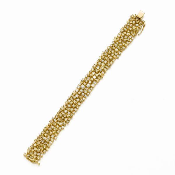 Gold bracelet with diamonds