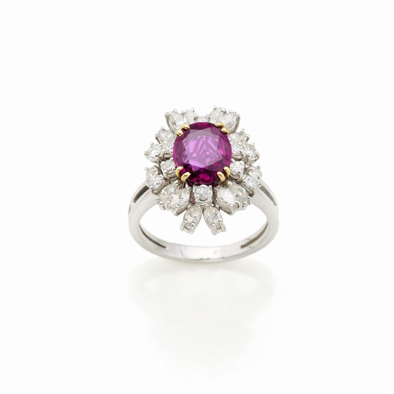 Anello in Oro con Rubino e Diamanti