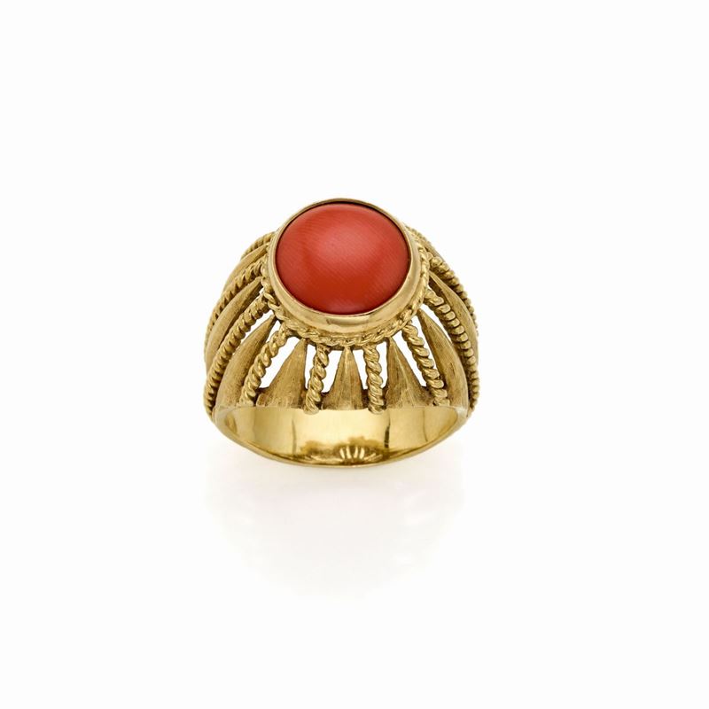 Anello Oro Giallo con Corallo Cabochon