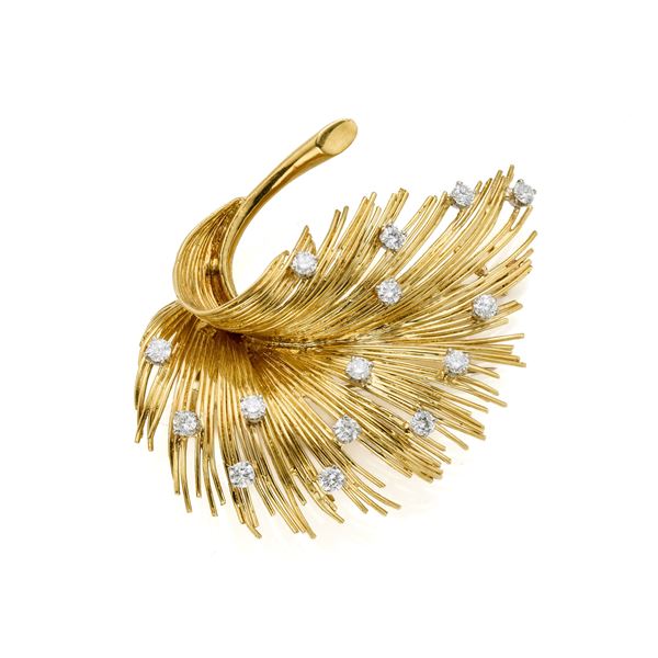 Tiffany - Gold brooch with diamonds, bears Tiffany signature