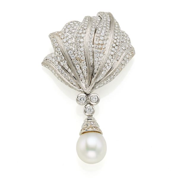 Spilla oro bianco con diamanti e perla pendente