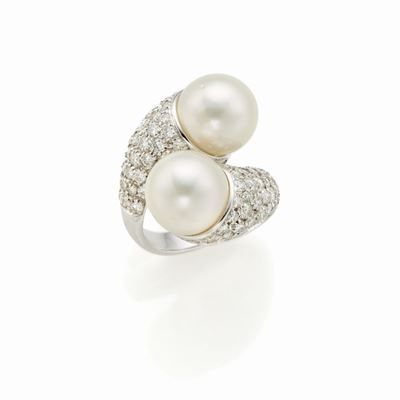 Anello in Oro con Diamanti e Due Perle