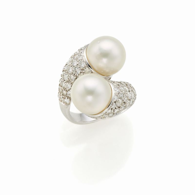 Anello in Oro con Diamanti e Due Perle