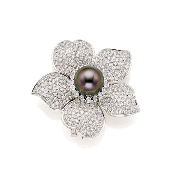 Spilla a fiore con diamanti e perla 