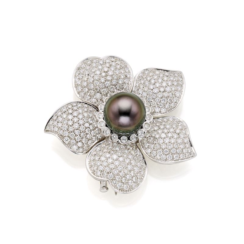 Spilla a fiore diamanti e perla grigia