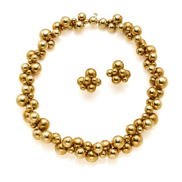 Demi parure consisting of gold necklace and earrings 