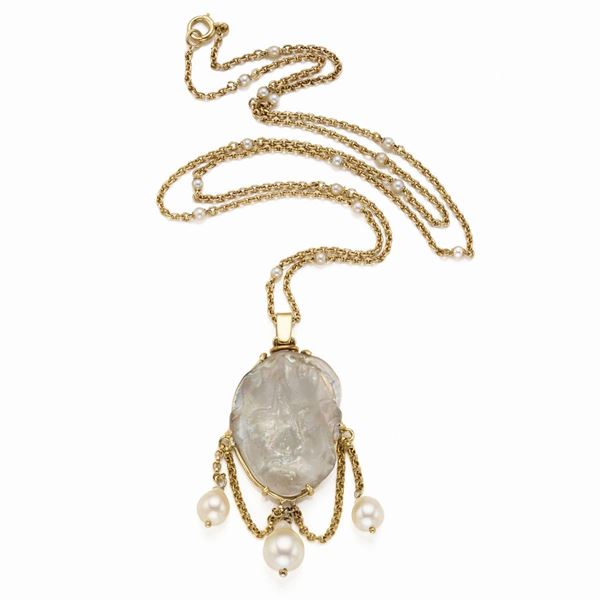 Catena in oro con piccole perle e pendente