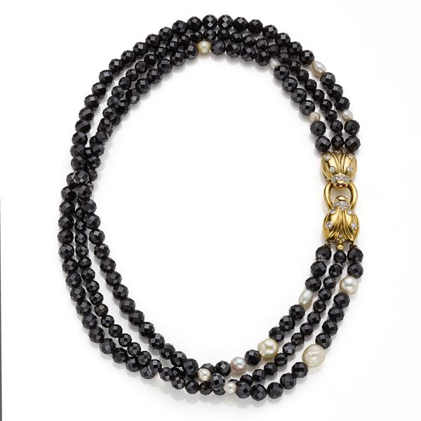Onyx and pearl necklace with gold clasp 