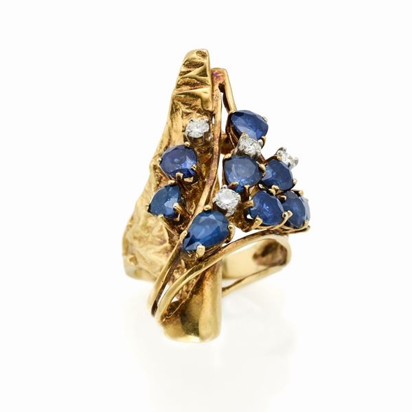 Anello in oro con zaffiri e diamanti