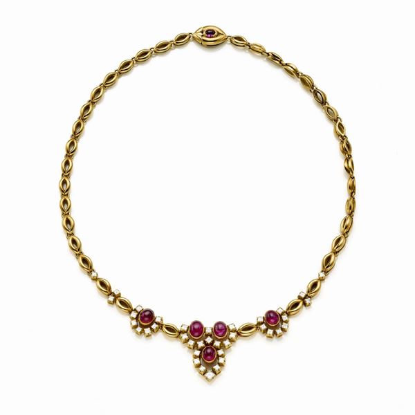 Collier in oro con diamanti e rubini cabochon