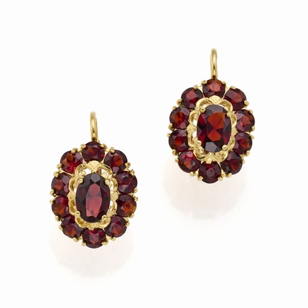 Yellow gold and garnet earrings  - Auction GIOIELLI, OROLOGI E LUXURY GOODS - Faraone Casa d'Aste