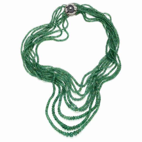 Collana multifili di smeraldi con chiusura in onice e diamanti