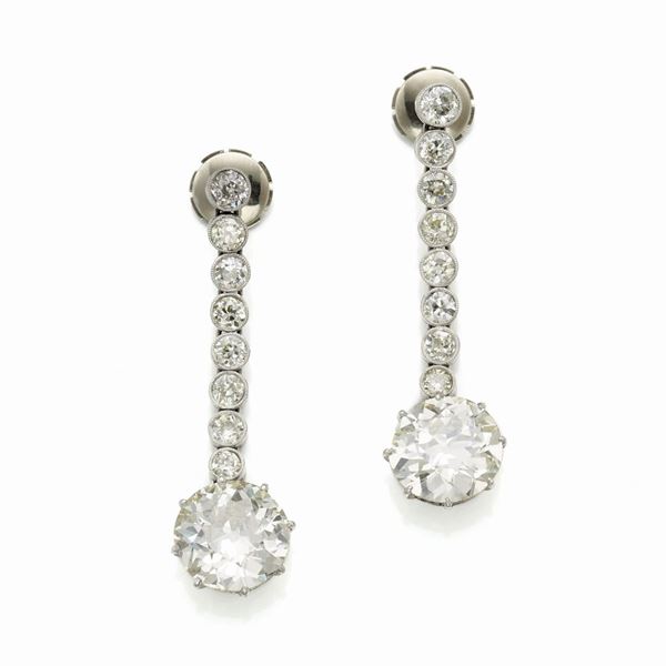 Gold earrings with diamonds