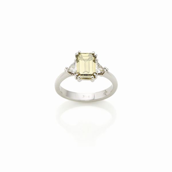 Anello in oro con diamante fancy 