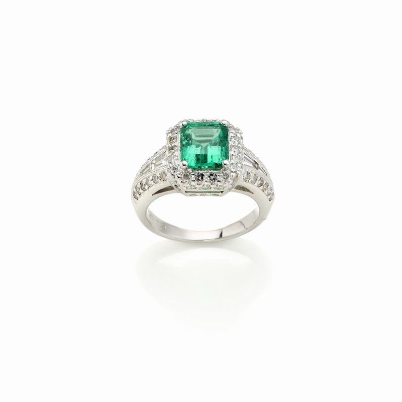 Anello in Oro con Smeraldo e Diamanti